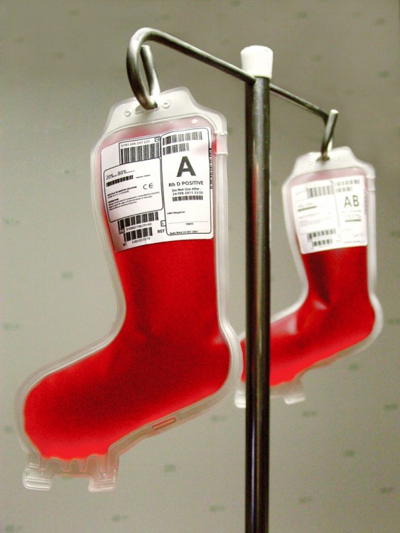 bolsas de sangre para infusión con el diseño en forma de bota navideña 