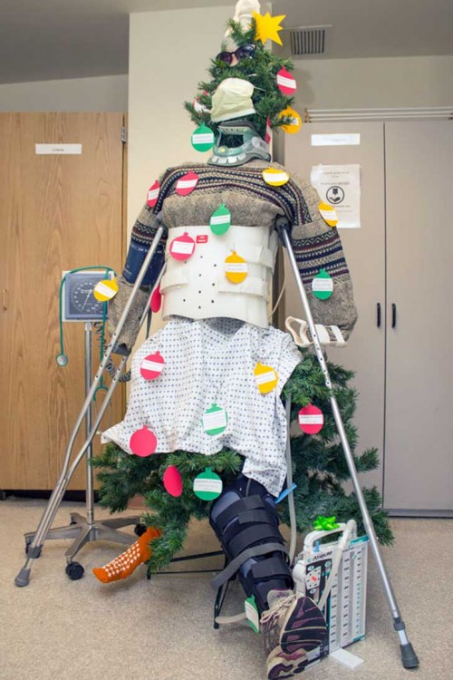 Árbol de navidad decorado con cosas y utensilios de hospital 