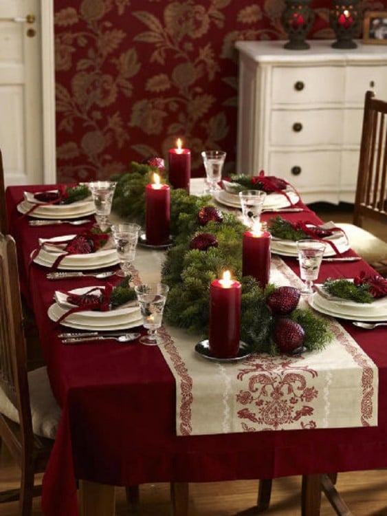 mesa decorada con manteles y veladoras en color vino 