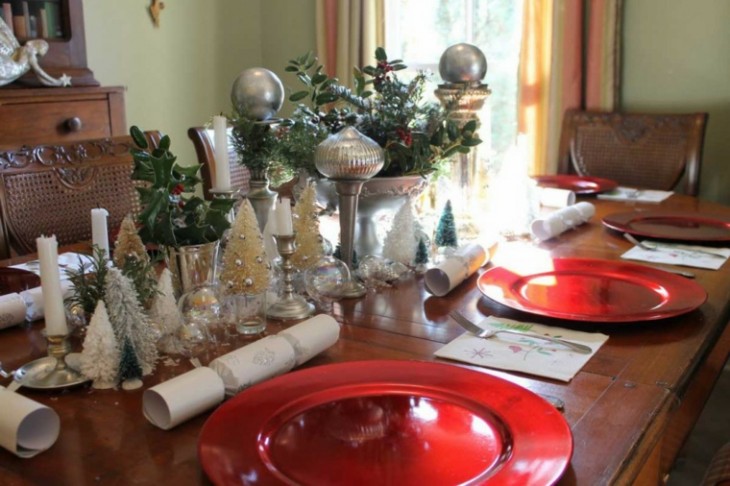 decoración navideña con árboles y esferas en una mesa 