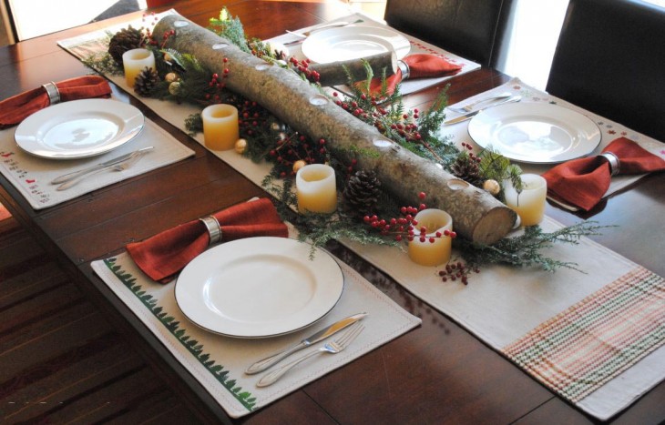 centro de mesa con un palo de madera rodeado con pequeñas velas 