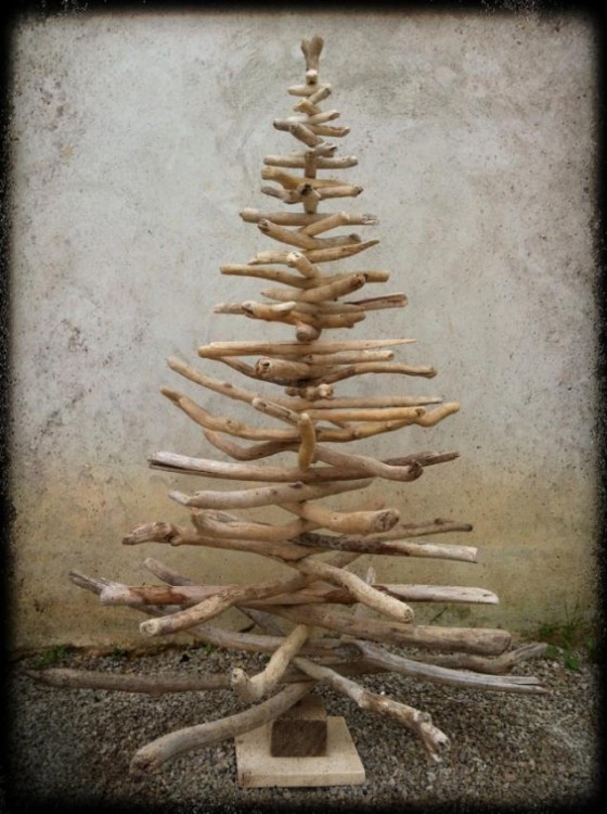palos de madera apilados en forma de navidad 
