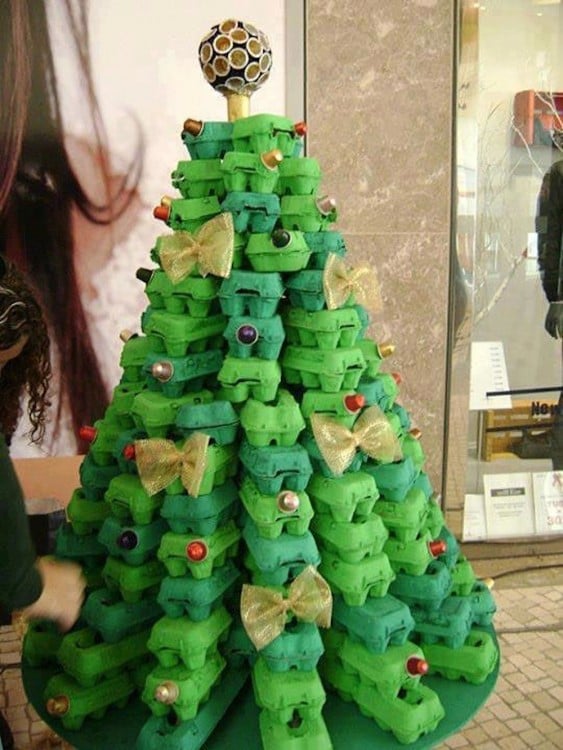 árbol de navidad formado con carteras de huevo en color verde 