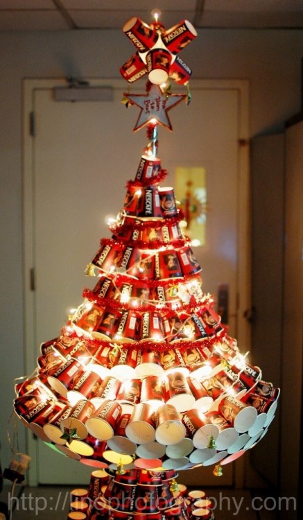 árbol de navidad hecho con vasos de café 