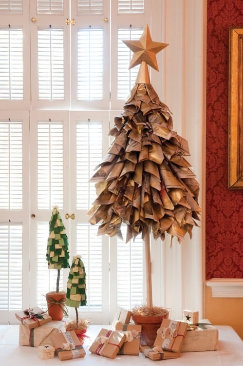 árbol de navidad hecho con periódico 