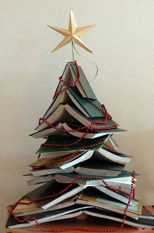 libros apilados que forman un árbol de navidad 