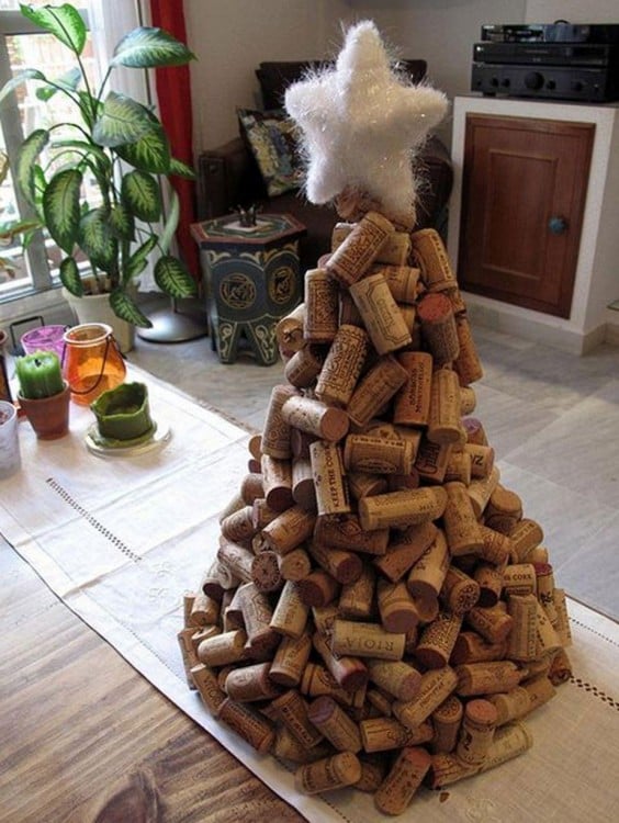 árbol de navidad con corchos de botellas de vino 