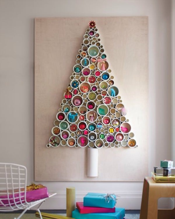 tubos pvc fijos decorados en la pared formando un árbol de navidad 