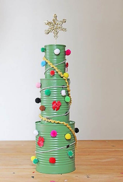 árbol de navidad hecho con tres latas decoradas apiladas una sobre otra 