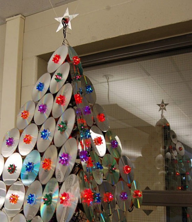 árbol de navidad hecho con CD´s viejos 