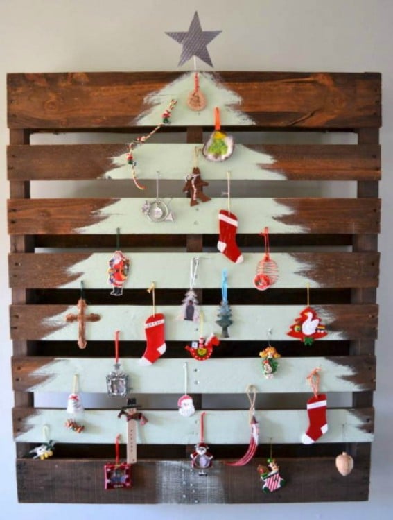 tabla de madera decorada con decoración de un árbol de navidad 