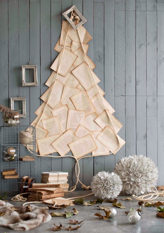 hojas de papel pegadas en la pared en forma de un árbol de navidad 