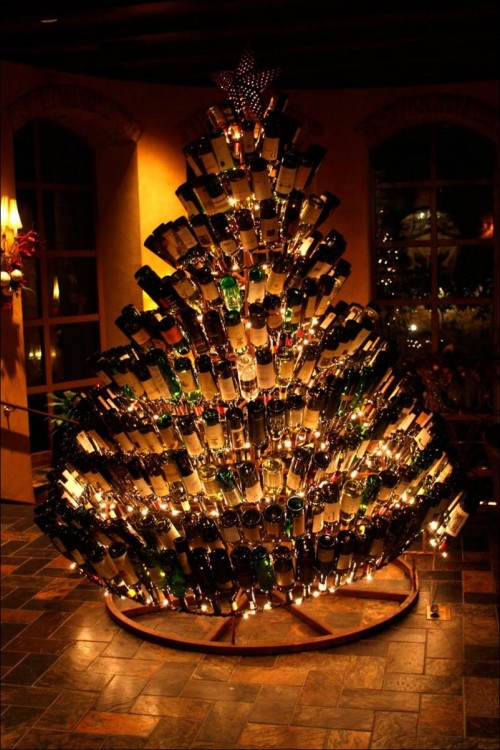árbol de navidad decorado con botellas de vino 