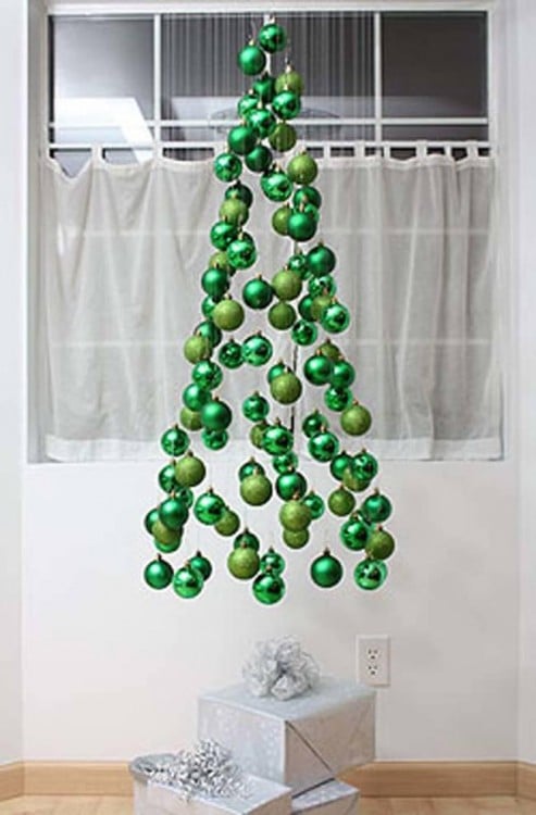 árbol de navidad con esferas colgantes 