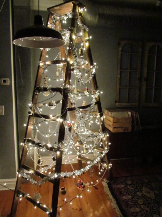 escaleras decoradas como si fuera un árbol de navidad 