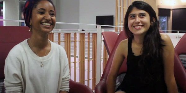 Barbara Estrada y Taylor Villanueva protagonistas delo video similitudes entre idioma español y árabe 