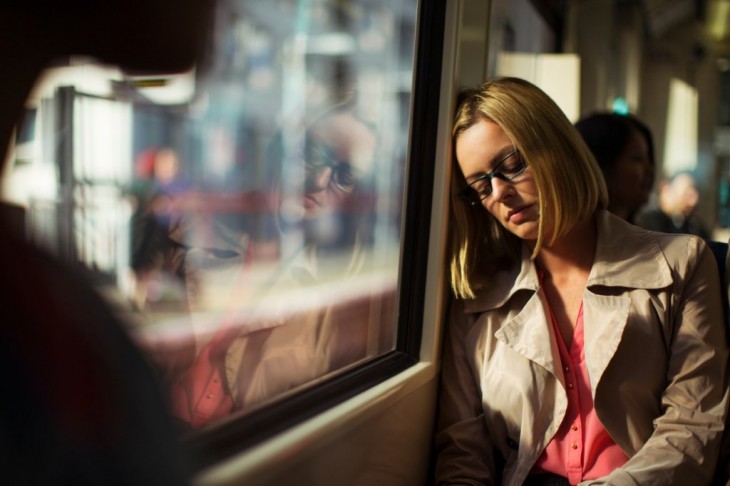 mujer que se quedó dormida en el transporte publico