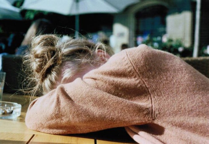 muchacha dormida en clase porque no durmió bien