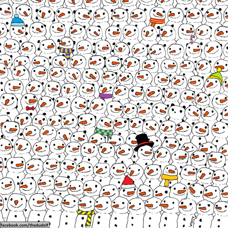 Encuentra al Oso Panda escondido en la ilustración llena de muñecos de nieve 