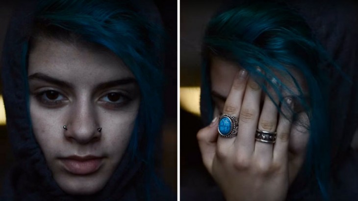 fotografía de una chica de cabello azul apenada tapando su cara con su mano 