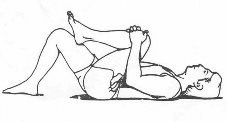 dibujo que muestra el estiramiento de pecho a la rodilla 