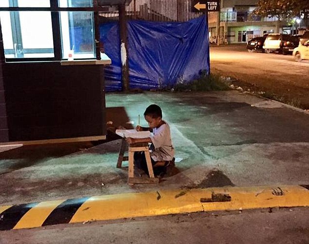 Niño estudiando afuera de McDonalds