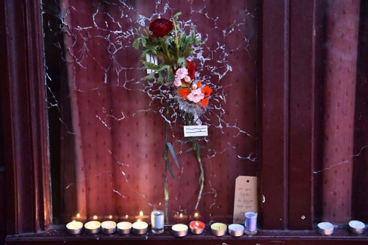 altar de flores y velas en Francia