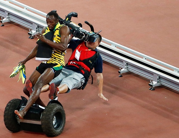 usain bolt fue derribado en la vuelta de la victoria por un camarografo