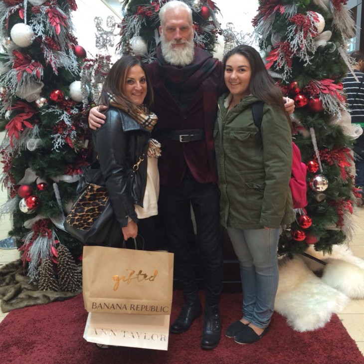 Dos mujeres a lado del Fashion Santa en el centro comercial de Toronto 