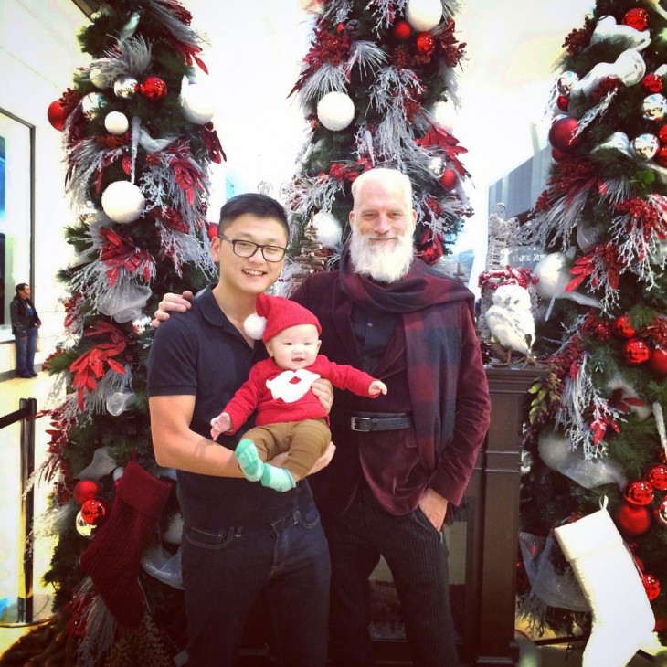 Fashion Santa con un chico y una bebé en brazos 