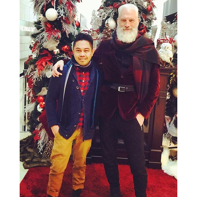 Fashion santa a un lado de un chico en el centro comercial de Toronto 