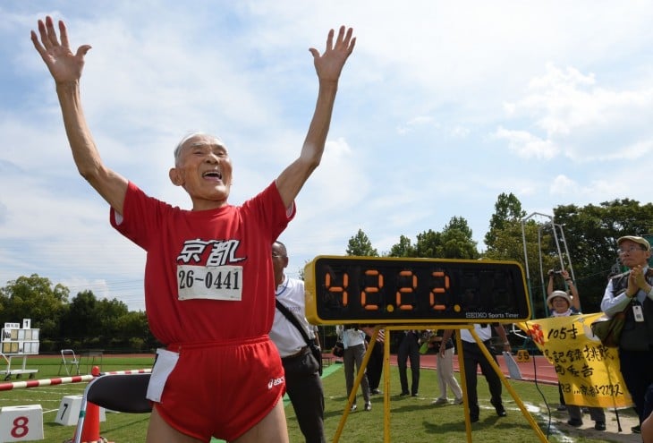 Hombre de 105 años que corrió 100 metros en 42.22 segundos 