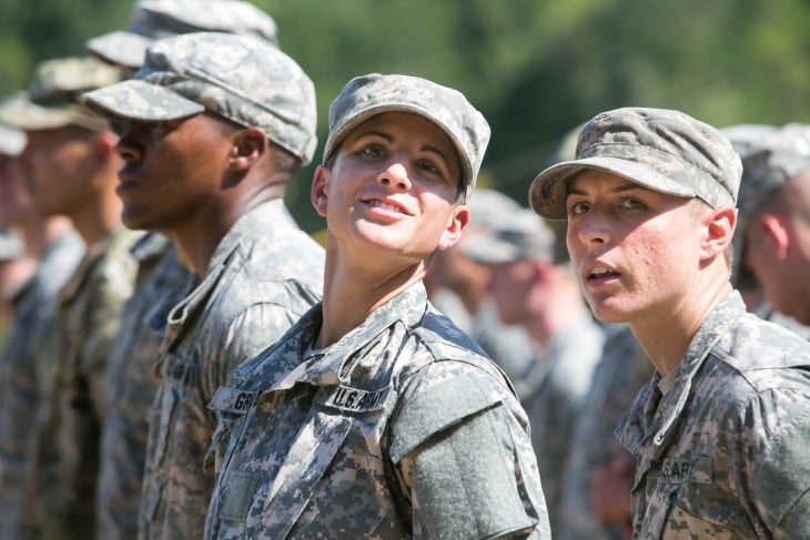 primeras dos mujeres graduadas del ejercito estadounidense 