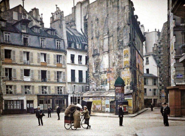 Personas caminando por las calles de París en 1914 