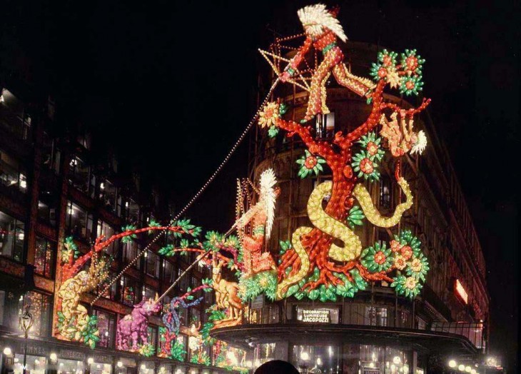 Fotografía de la decoración en París de Noche a principios del siglo XX 