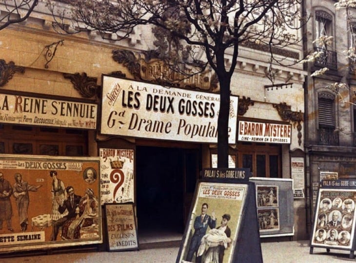 teatro en París con publicidad de sus funciones 