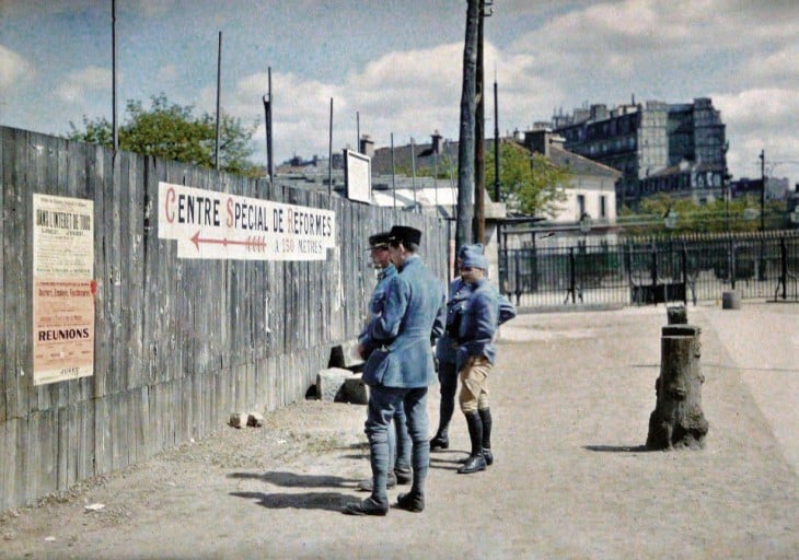 Soldados de París leyendo un anuncio en la pared 