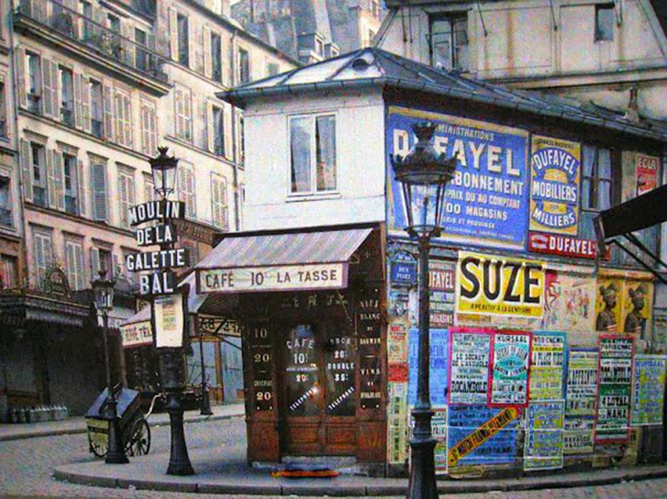 Carteles y publicidad en un café de París en 1914 