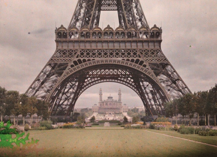 fotografía a la parte inferior de la torre eifel en París en 1914 