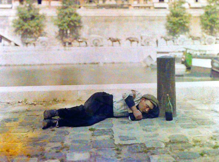 Hombre dormido en una calle de parís a principios del siglo XX 