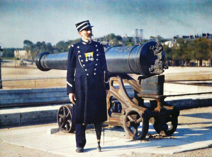 soldado de parís con una pata de palo a lado de un cañón 
