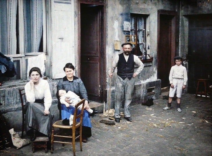 Familia a fuera de su casa en París, 1914