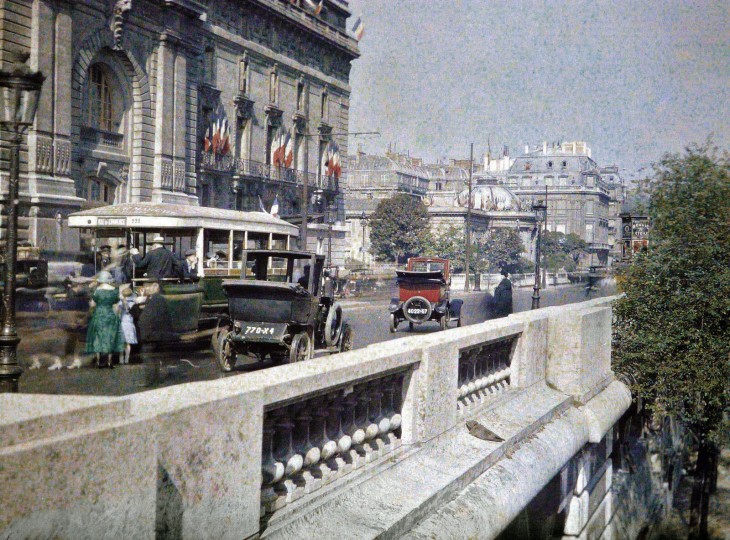 Carros transitando por las calles de París a principios del siglo XX 