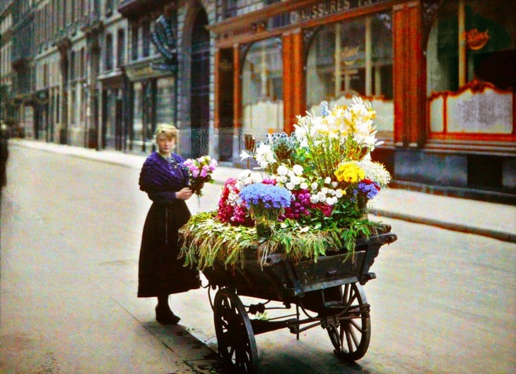 Mujer con una carreta de flores en las calles de París a principios del siglo XX 