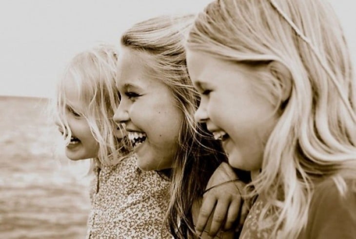 Fotografía de tres hermanas sonriendo 