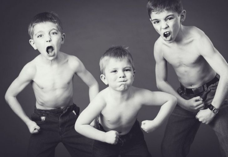 tres niños con poses de fuertes 