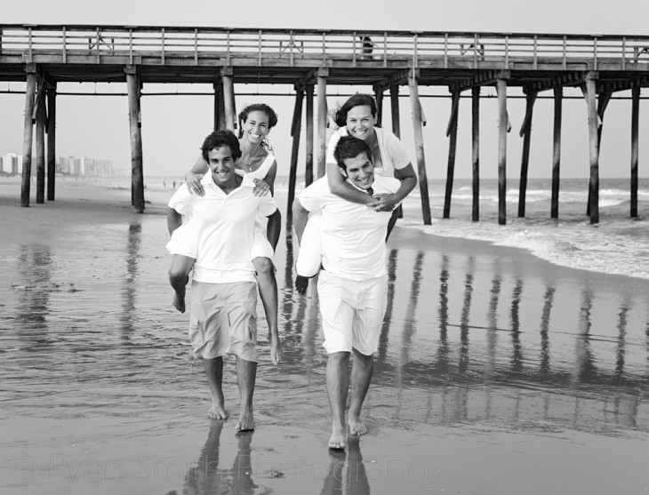 fotografía de cuatro hermanos en una playa 