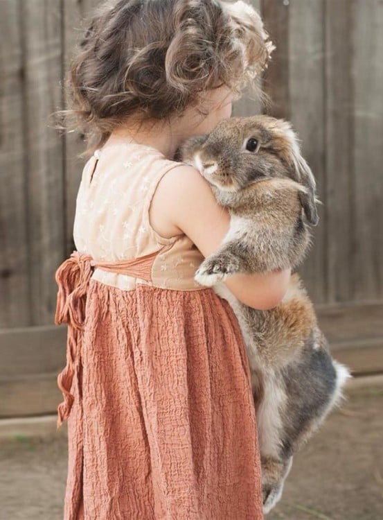 niña abrazando a su conejo 