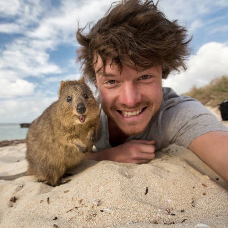 Selfie de Allan Dixon con un castor 