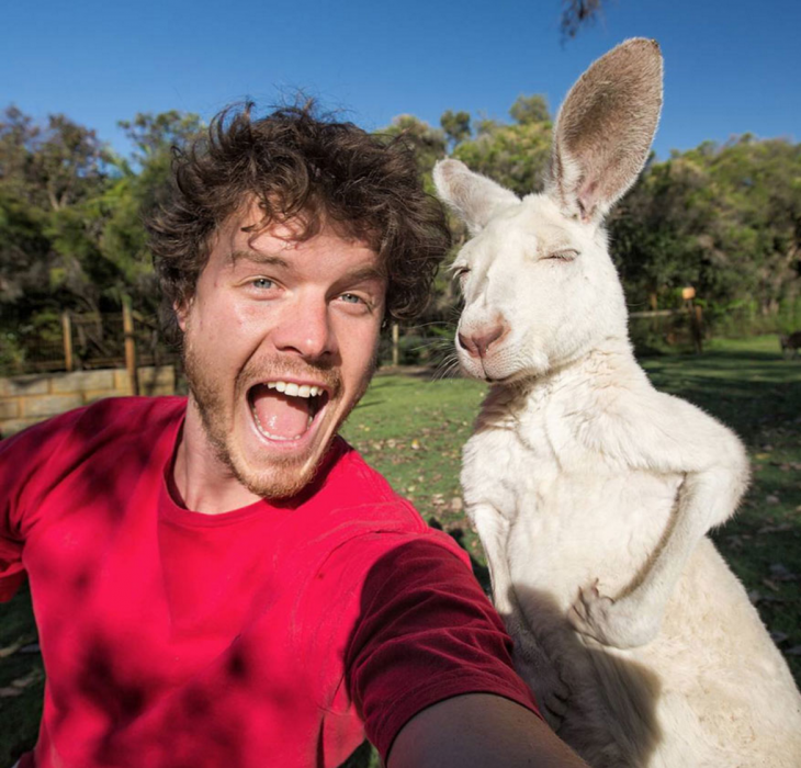 selfie de un chico con un canguro blanco 